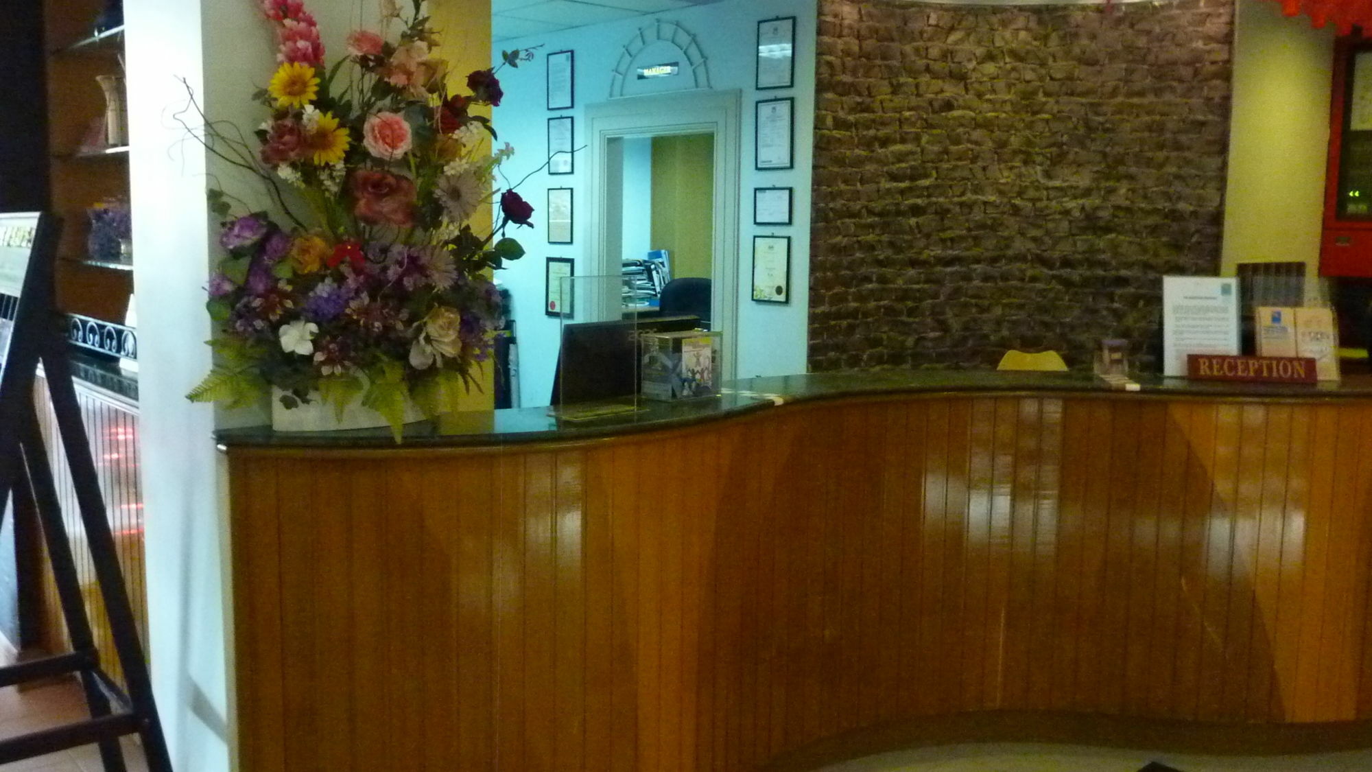 קוטה קינבלו Megah D'Aru Hotel מראה חיצוני תמונה